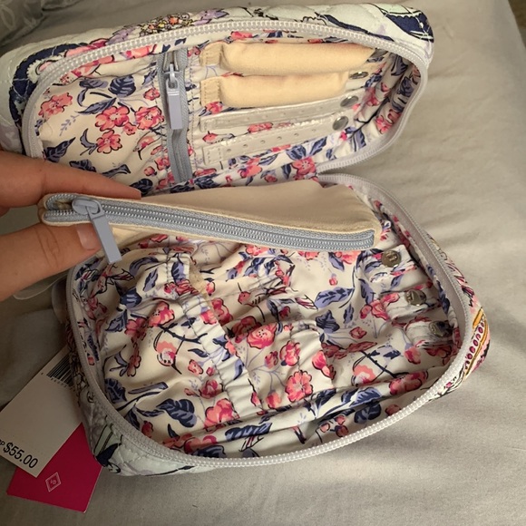 Vera Bradley jewelry folio. Brand new paid $55, tag still on the bag. - Picture 6 of 6